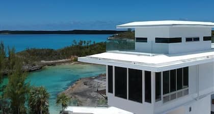 SpektakulÀres neues Anwesen am Strand in ruhiger Karibikbucht; Privatstrand, Pool