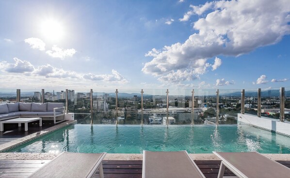 Una piscina al aire libre