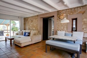 Een televisie en een stereo