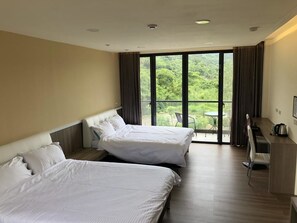 Design-Vierbettzimmer, 1 Schlafzimmer, Terrasse | Schreibtisch, laptopgeeigneter Arbeitsplatz, Verdunkelungsvorhänge