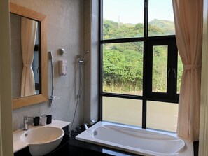 샤워기/욕조 결합, 수중안마 샤워기, 무료 세면용품, 헤어드라이어