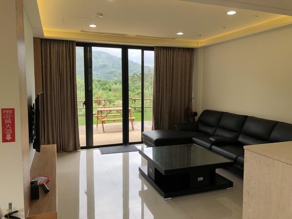 Design-Villa, 3 Schlafzimmer, Kochnische, Blick auf die Anlage | Schreibtisch, laptopgeeigneter Arbeitsplatz, Verdunkelungsvorhänge