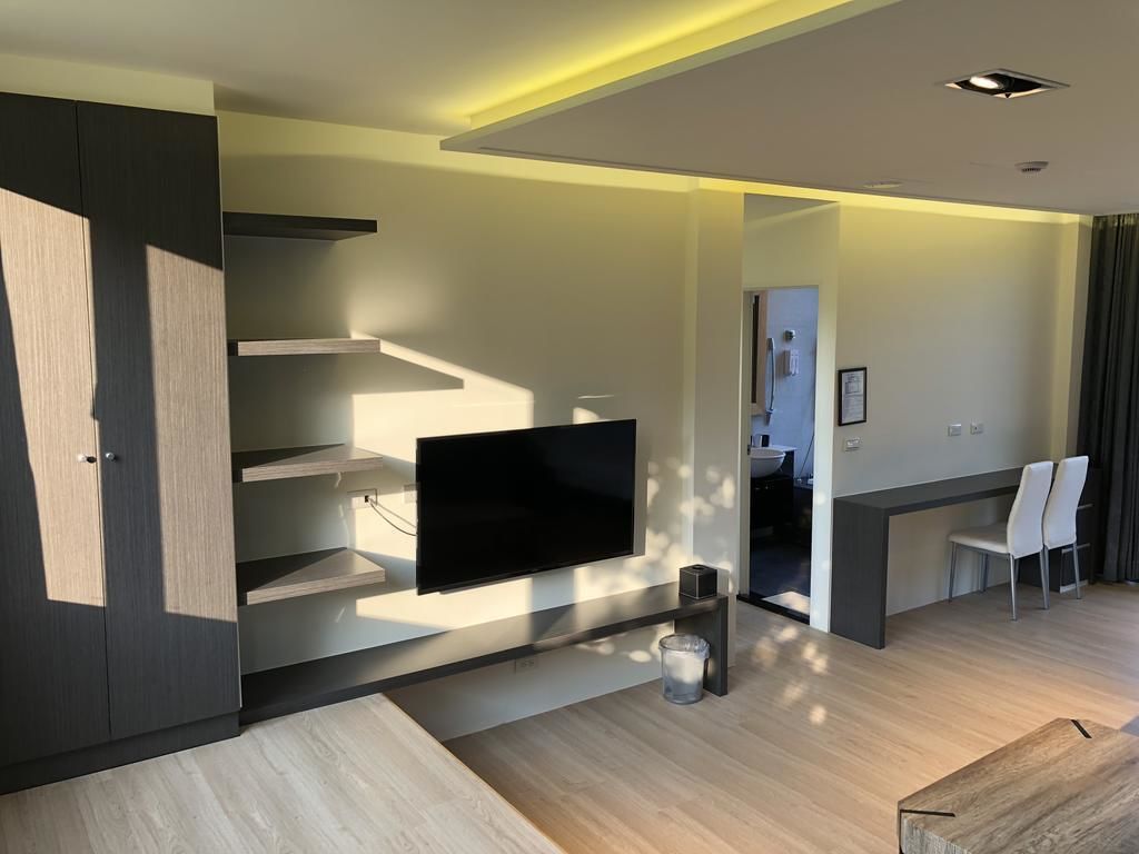 Escrivaninha, espaço de trabalho para notebook, cortinas blackout