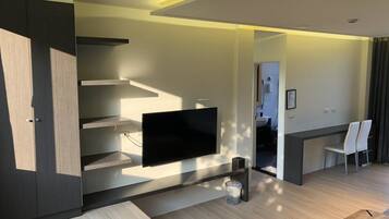 Escrivaninha, espaço de trabalho para notebook, cortinas blackout