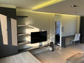 Desk, laptop workspace, blackout drapes, soundproofing - Ming Yueju (Guoxing)