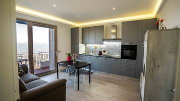 Frigorifero, microonde, forno, piano cottura