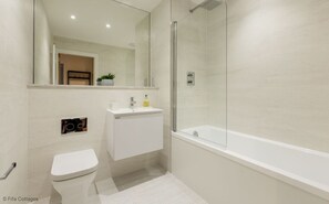 Duschwanne, Haartrockner, Handtücher