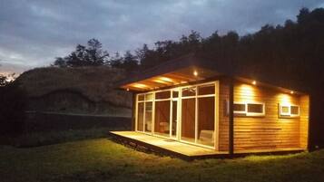 Bagian depan properti - sore/malam