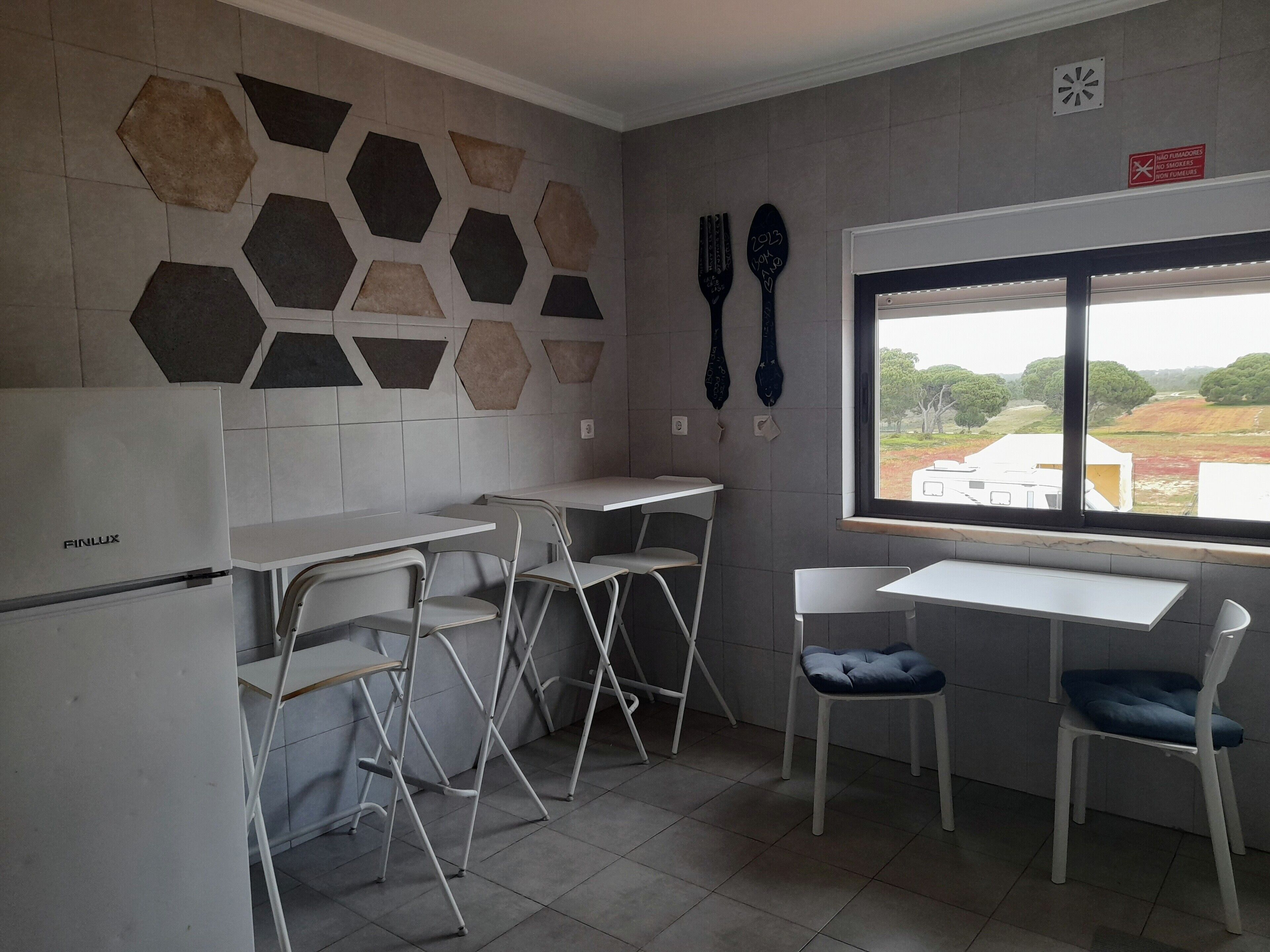Refrigerador con congelador, microondas, horno y parrilla de estufa 