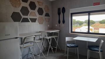 Refrigerador con congelador, microondas, horno y parrilla de estufa