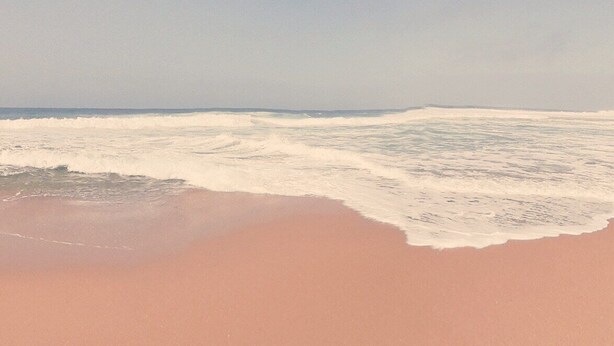A beach with waves approaching the shore. - Sublime Sun & Van, By Meco Stays (Sesimbra)