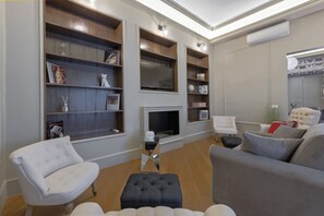 تلفزيون بشاشة مسطحة