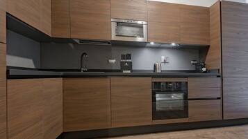 Frigorifero, microonde, forno, piano cottura