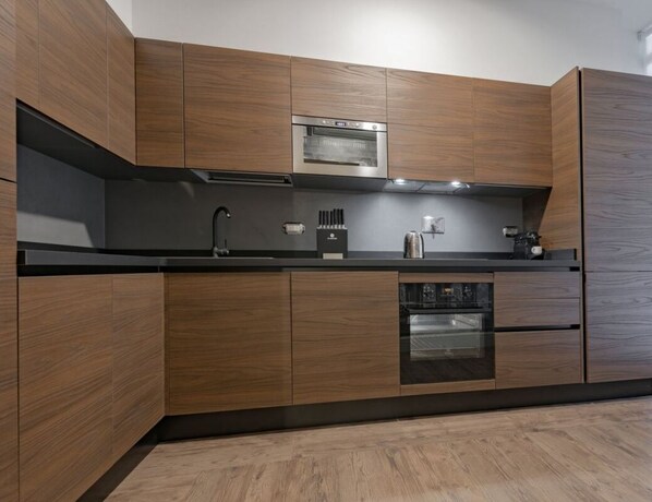 Frigorifero, microonde, forno, piano cottura