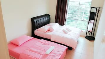 3 bedrooms, desk, iron/ironing board, bed sheets