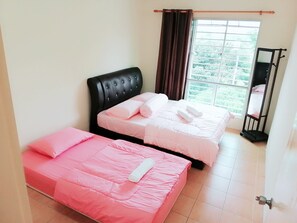 3 habitaciones, escritorio y tabla de planchar con plancha 