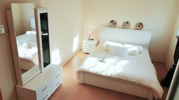 3 bedrooms, desk, iron/ironing board, bed sheets