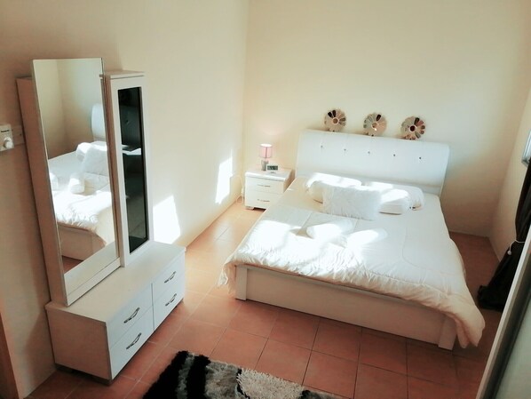 3 soverom, skrivebord, strykejern/-brett og sengetøy