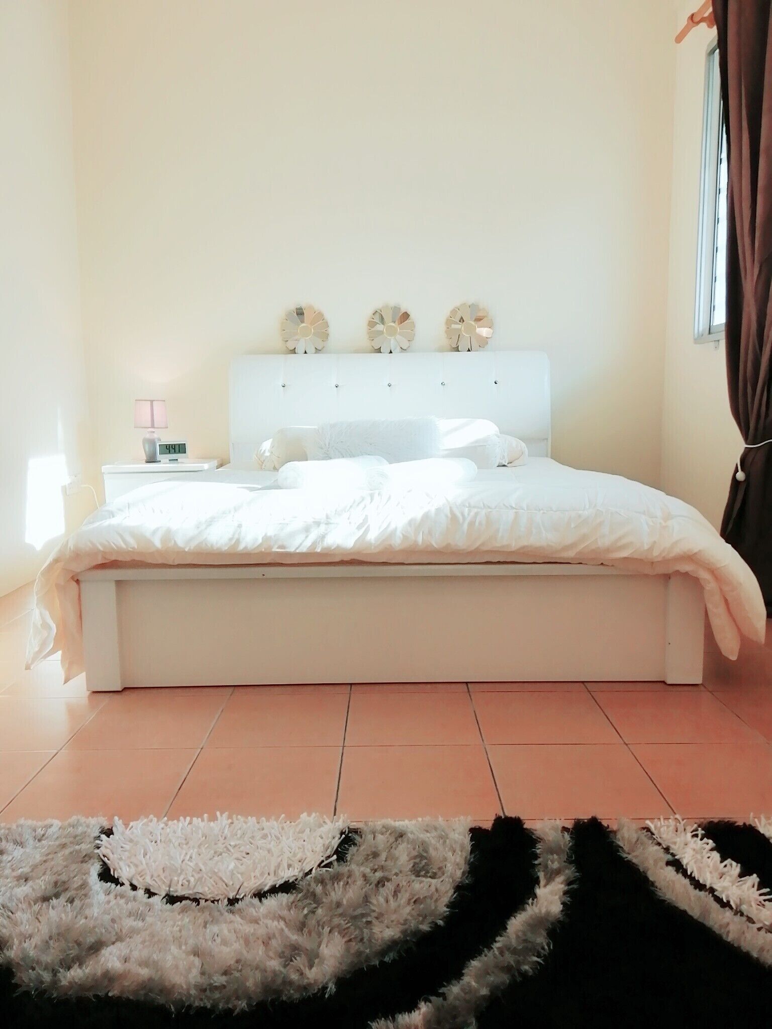 3 bedrooms, desk, iron/ironing board, bed sheets