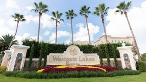 A sign for Westgate Lakes Resort & Spa with palm trees and a clear sky in the background. - LUXURY RESORT STUDIO MINUTES FROM UNIVERSAL STUDIOS & DISNEY (Orlando)