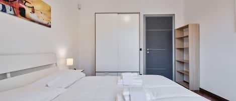 2 bedrooms, desk, iron/ironing board, WiFi