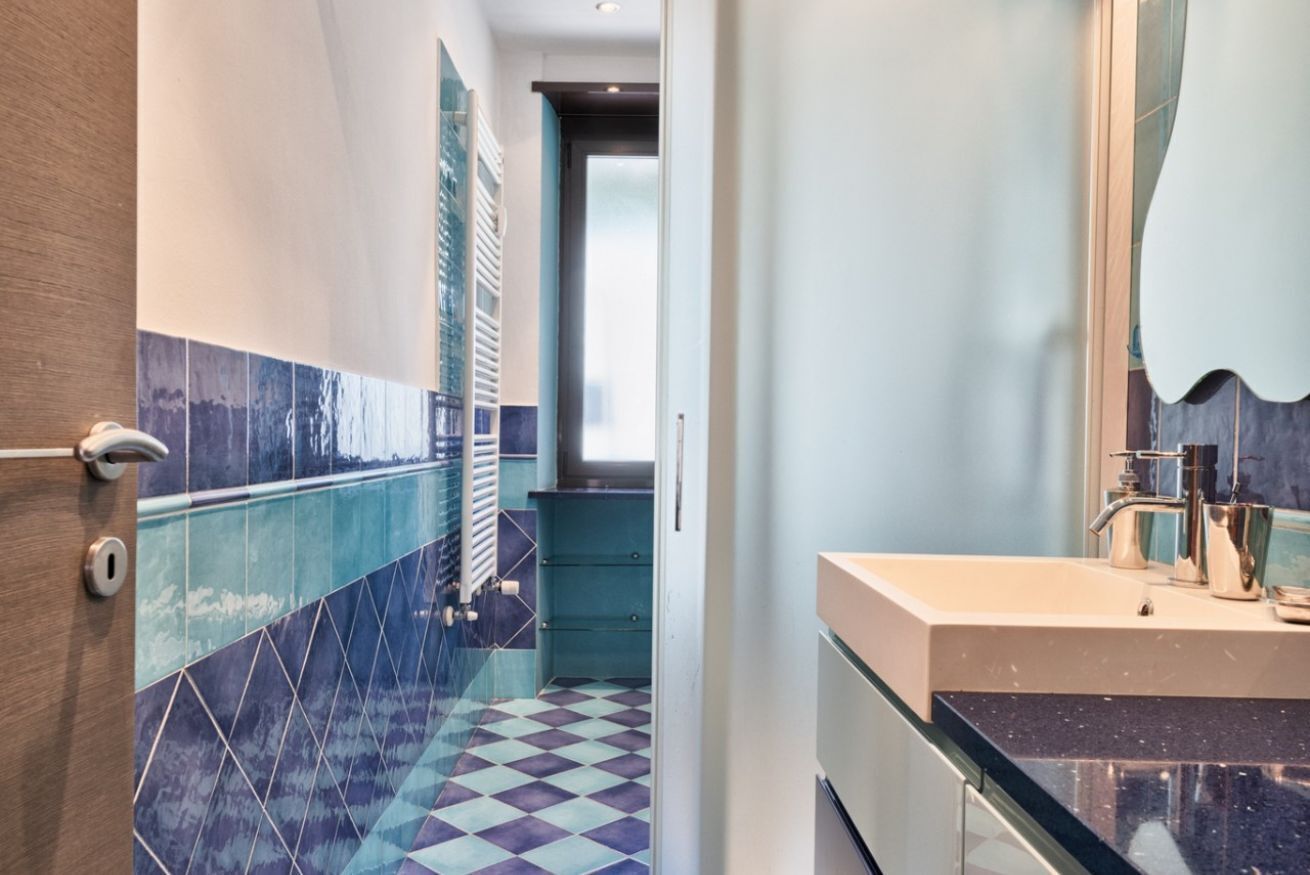 Douche, sèche-cheveux, bidet, serviettes fournies