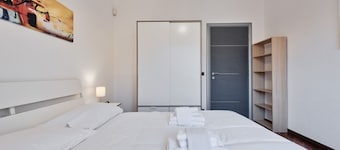 Modern and bright apartment perfect for 5 people, located in Vachiglietta district, on the outskirts of the historic center, which can be easily reached by public transport in 10 minutes or a 20-minute walk along the Po river. In addition to being well c