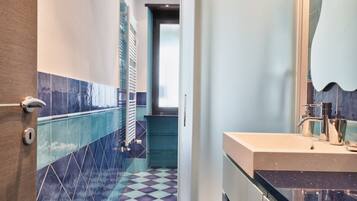 Dusche, Haartrockner, Bidet, Handtücher