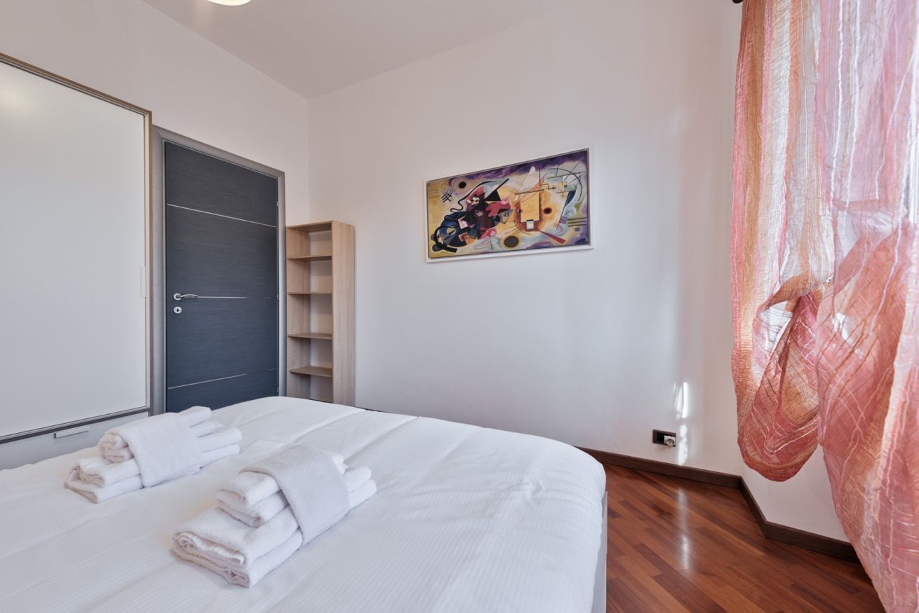 2 bedrooms, desk, iron/ironing board, WiFi