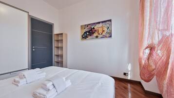 2 bedrooms, desk, iron/ironing board, WiFi