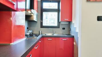 Réfrigérateur, micro-ondes, four, plaque de cuisson