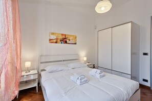 2 habitaciones, escritorio, tabla de planchar con plancha y wifi 