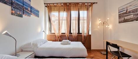 2 slaapkamers, een bureau, een strijkplank/strijkijzer, wifi