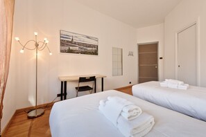2 soverom, skrivebord, strykejern/-brett og wi-fi