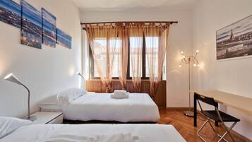 2 habitaciones, escritorio, tabla de planchar con plancha y wifi