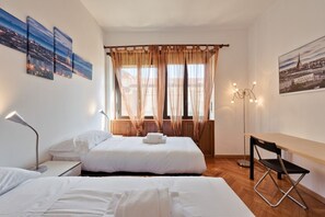 2 habitaciones, escritorio, tabla de planchar con plancha y wifi 