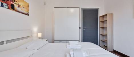 2 bedrooms, desk, iron/ironing board, WiFi