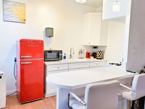 Standard-Studio, 1 Queen-Bett, Kühlschrank und Mikrowelle | Eigene Küche