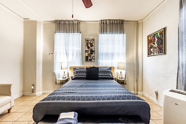 Studio – standard, 1 queensize-seng, kjøleskap og mikrobølgeovn | Dundyner, individuelt dekorert og individuelt innredet