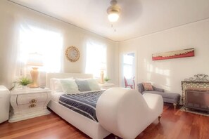 Down comforters, individually decorated, individually furnished - Casa Bonita Apartments (Long Beach)