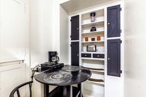 Studio Standard, 1 grand lit, réfrigérateur et four à micro-ondes | Cuisine privée