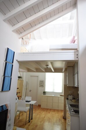 Frigorifero, microonde, forno, piano cottura