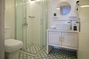 Dutxa, assecador de cabells, bidet i tovalloles