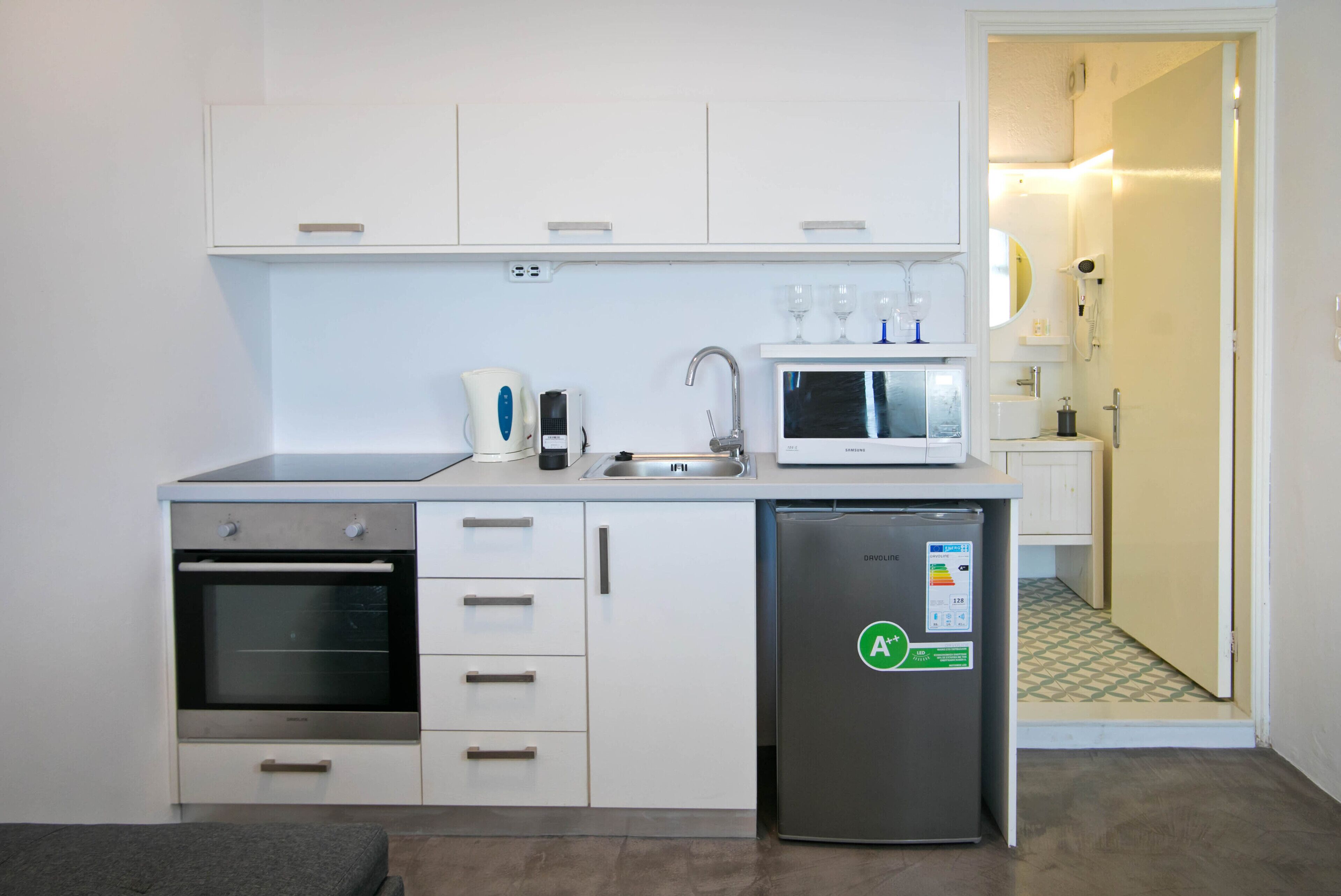 Coffee/tea maker, fridge, microwave, oven