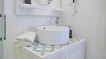 Shower, hair dryer, bidet, towels