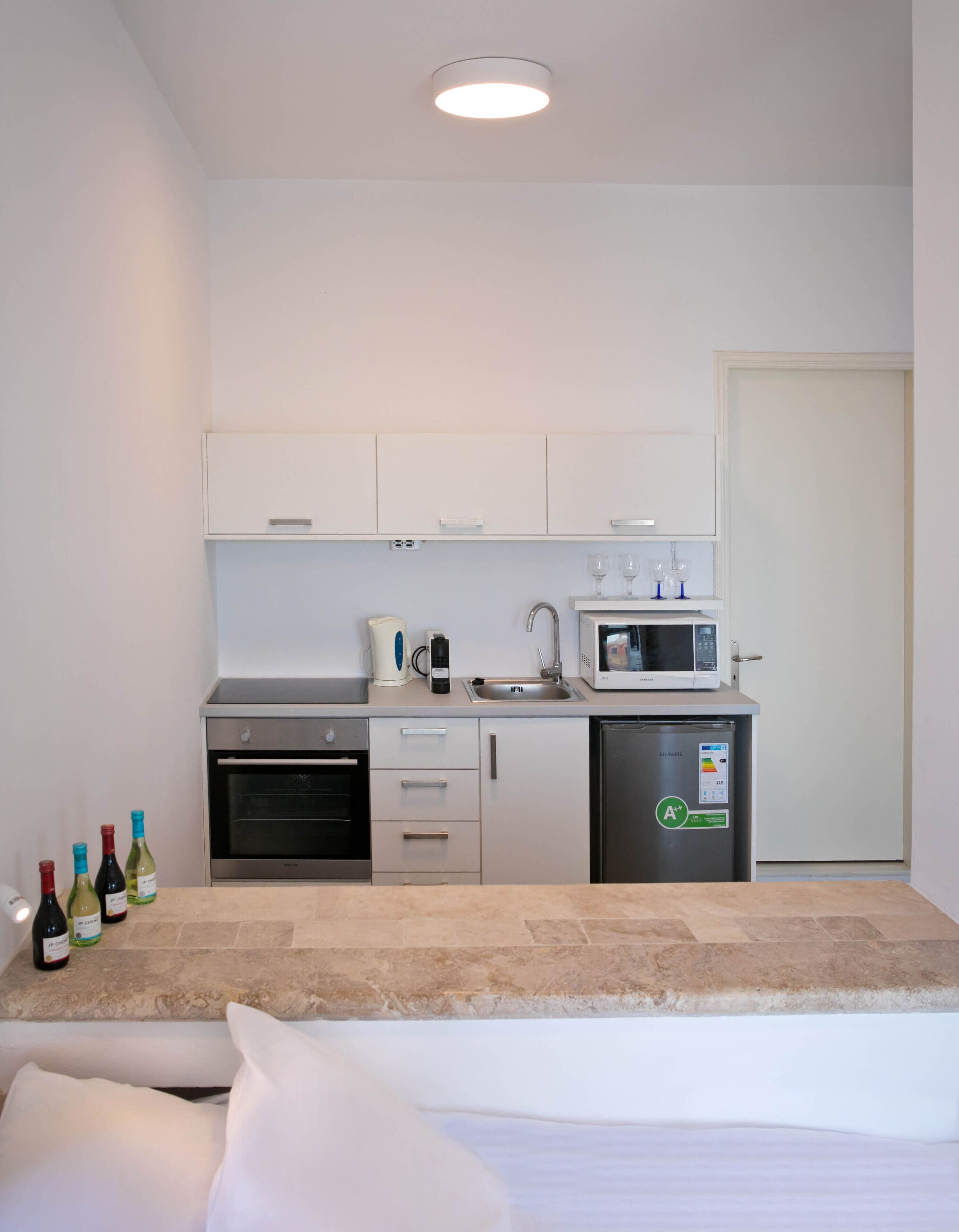 Coffee/tea maker, fridge, microwave, oven