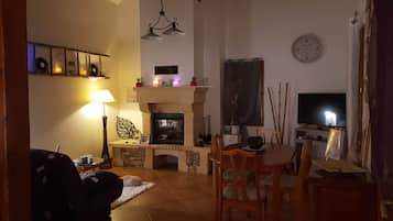 Smart-tv, een open haard en boeken