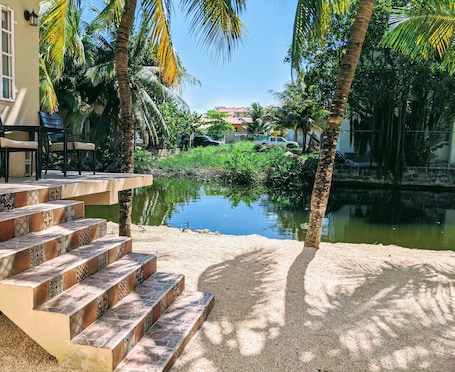 Property grounds. Casa Belize - Charming Modern 3 Bedroom House