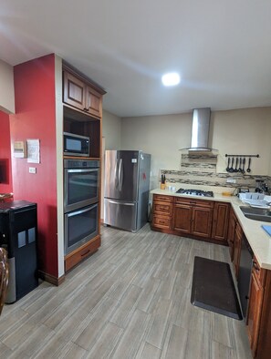 Fridge, microwave, oven, stovetop - Casa Belize - Charming Modern 3 Bedroom House (Belize City)