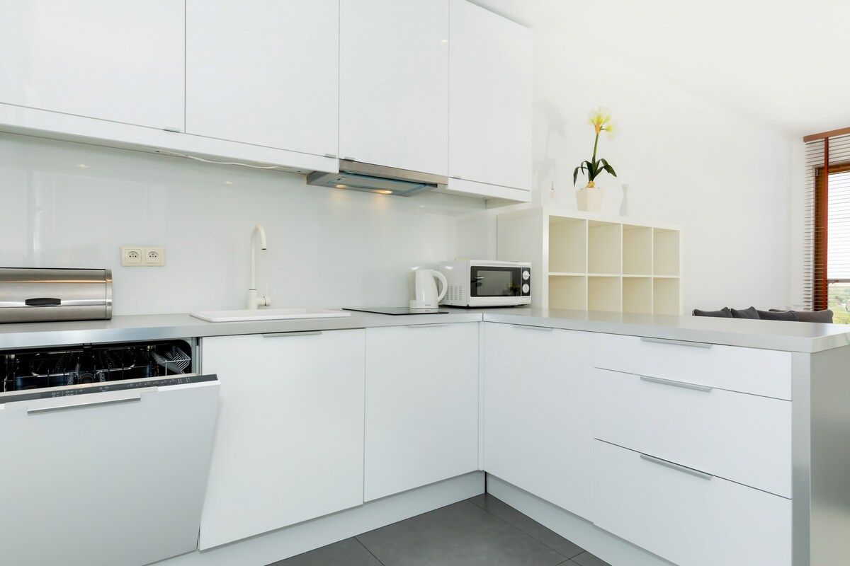 Fully equipped kitchenette. 